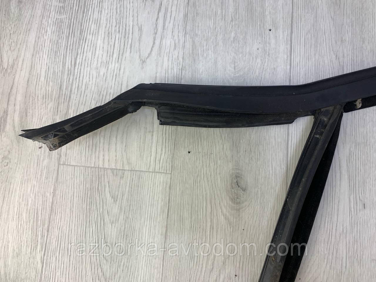 Ущільнювальна гумка скла дверей передньої лівої Ford Mondeo (07-14) OE: 1765373