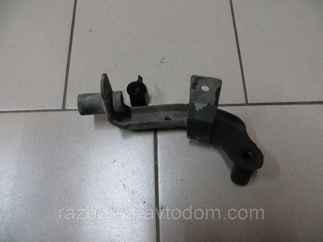 Кронштейн підрамника лівий Renault Kangoo 08-13 8200587025